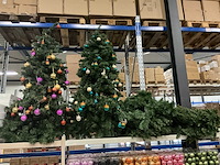 Partij kunstkerstbomen met verlichting & kransen (9x) - afbeelding 1 van  5