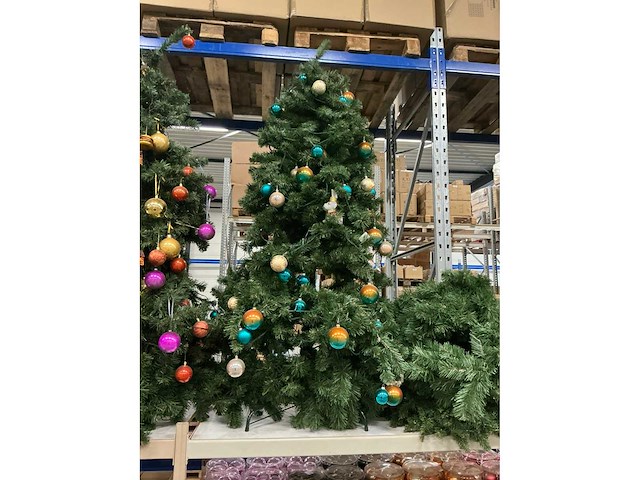 Partij kunstkerstbomen met verlichting & kransen (9x) - afbeelding 3 van  5