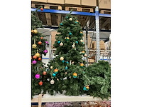 Partij kunstkerstbomen met verlichting & kransen (9x) - afbeelding 3 van  5