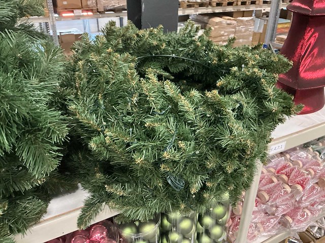 Partij kunstkerstbomen met verlichting & kransen (9x) - afbeelding 4 van  5