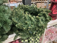 Partij kunstkerstbomen met verlichting & kransen (9x) - afbeelding 4 van  5