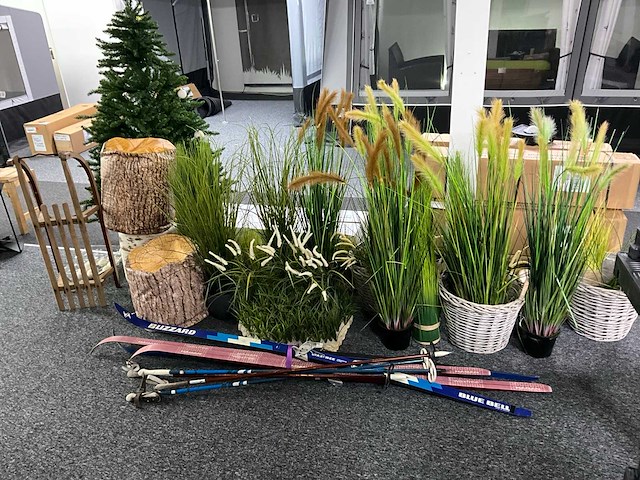 Partij kunstplanten & decoratiematerialen - afbeelding 1 van  6