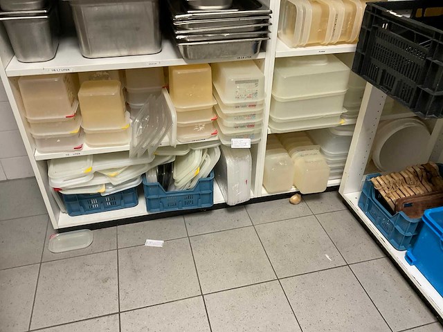 Partij kunststof bakken - afbeelding 1 van  1