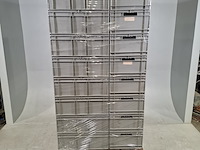 Partij kunststof bakken