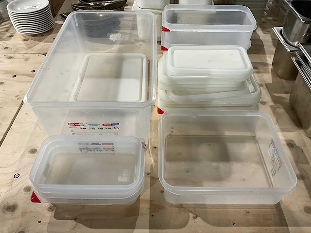 Partij kunststof bewaarbakken en deksels - afbeelding 1 van  4