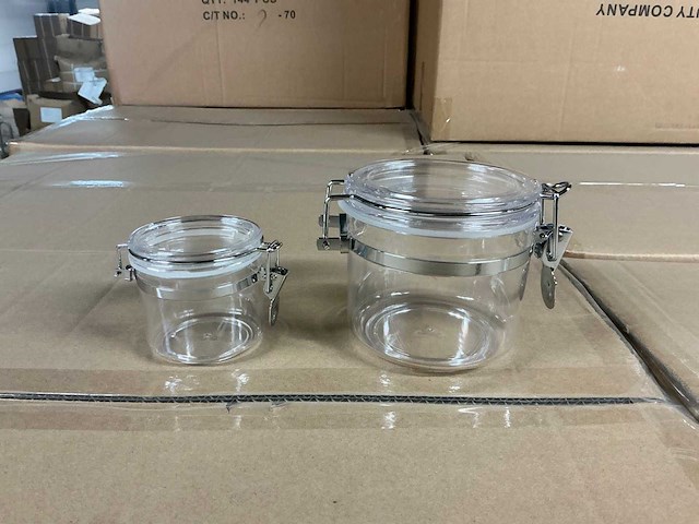 Partij kunststof bewaarpotten (120 en 450 ml, circa 5.500 stuks) - afbeelding 1 van  1