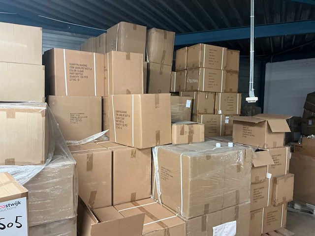 Partij kunststof cosmetica flessen, potjes en doppen - afbeelding 1 van  10