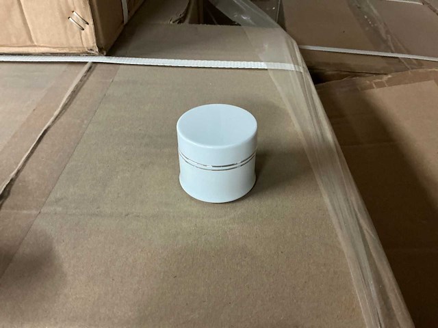 Partij kunststof cosmetica flessen, potjes en doppen - afbeelding 2 van  10