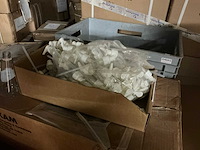 Partij kunststof cosmetica flessen, potjes en doppen - afbeelding 3 van  10