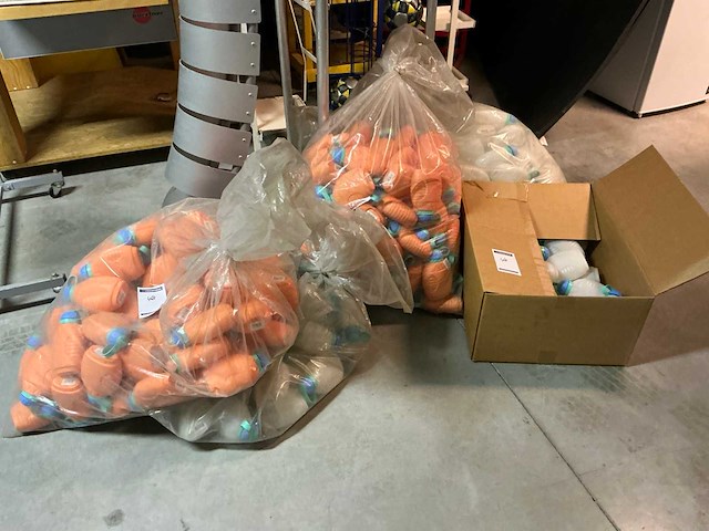 Partij kunststof drinkflesjes - afbeelding 1 van  5