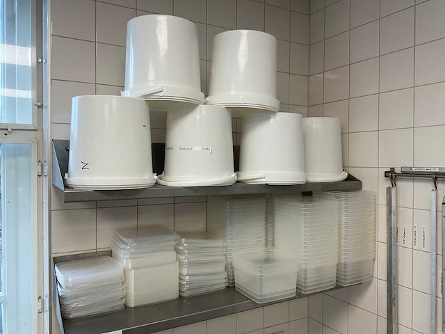 Partij kunststof emmers en bakken - afbeelding 1 van  1