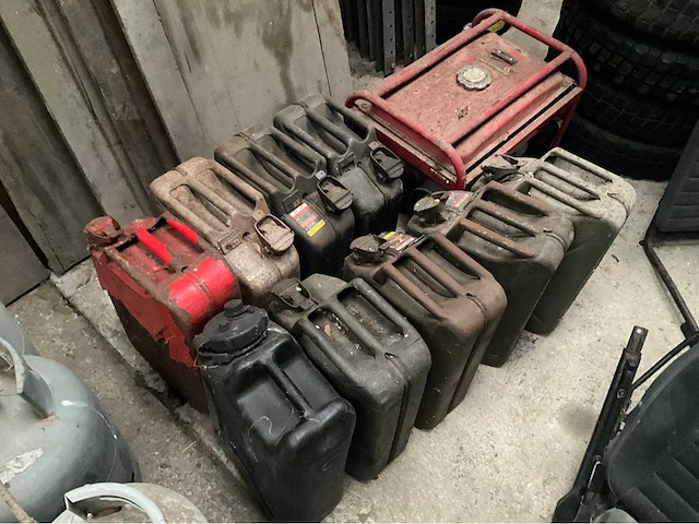 Partij kunststof en stalen tanks - afbeelding 1 van  2