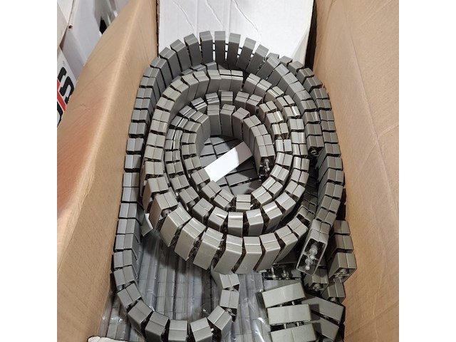 Partij kunststof kabelgeleiders - afbeelding 2 van  7