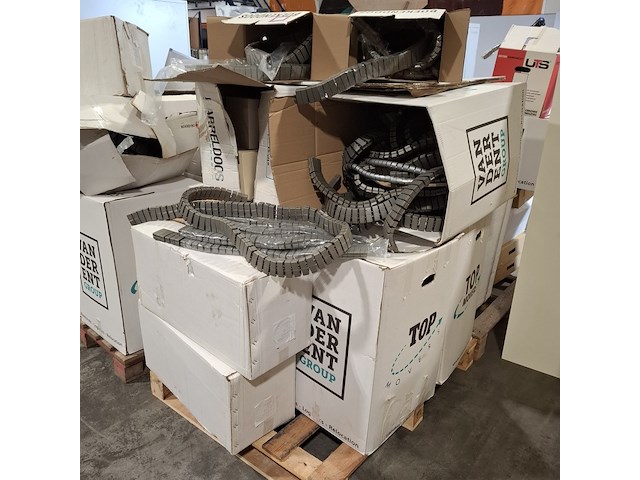 Partij kunststof kabelgeleiders - afbeelding 5 van  7