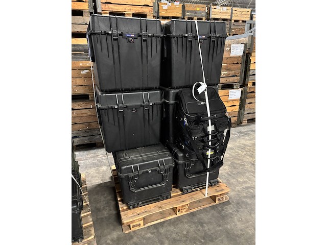 Partij kunststof kisten en laptoptassen, tgm/pelican/targus - afbeelding 1 van  6