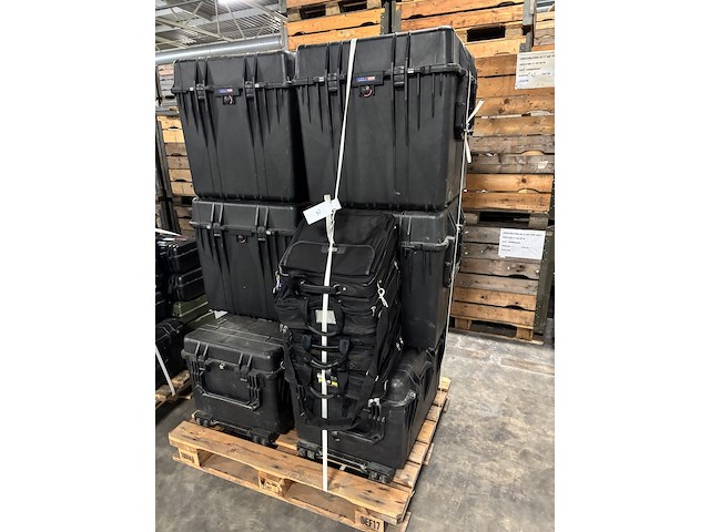 Partij kunststof kisten en laptoptassen, tgm/pelican/targus - afbeelding 2 van  6