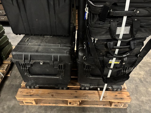 Partij kunststof kisten en laptoptassen, tgm/pelican/targus - afbeelding 5 van  6