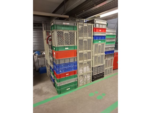 Partij kunststof kratten in diverse maten - afbeelding 1 van  11
