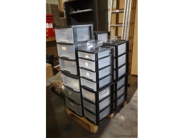 Partij kunststof ladekastjes op pallet - afbeelding 1 van  10