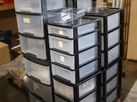Partij kunststof ladekastjes op pallet - afbeelding 1 van  10