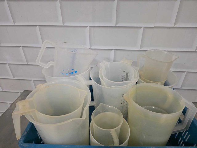 Partij kunststof liter maatbekers - afbeelding 1 van  3