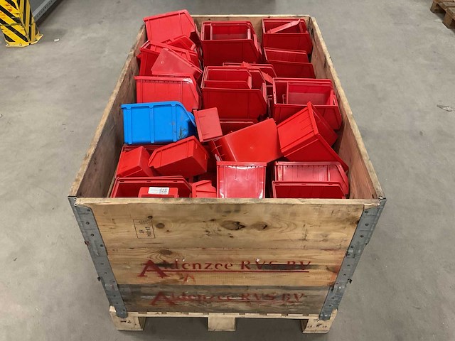 Partij kunststof magazijnbakken - afbeelding 1 van  3