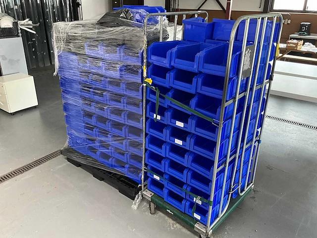 Partij kunststof magazijnbakken - afbeelding 2 van  3