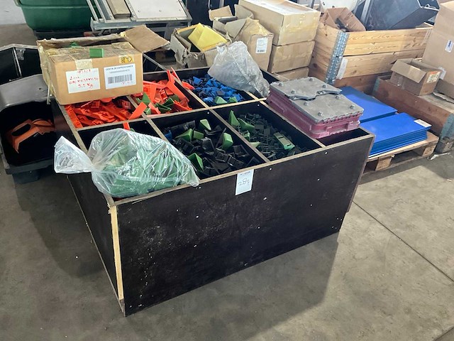 Partij kunststof onderdelen - afbeelding 2 van  13