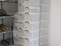 Partij kunststof opbergbakken