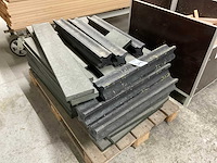 Partij kunststof oplegprofielen en stelblokken voor bouwtoepassingen - afbeelding 1 van  1