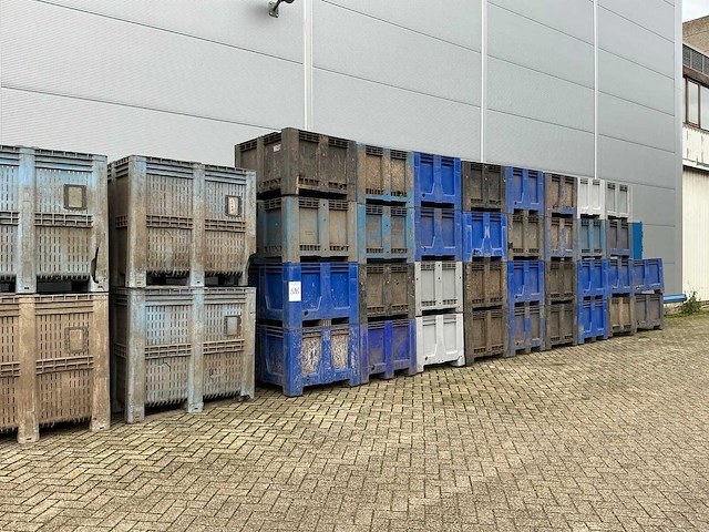 Partij kunststof palletboxen - afbeelding 1 van  4