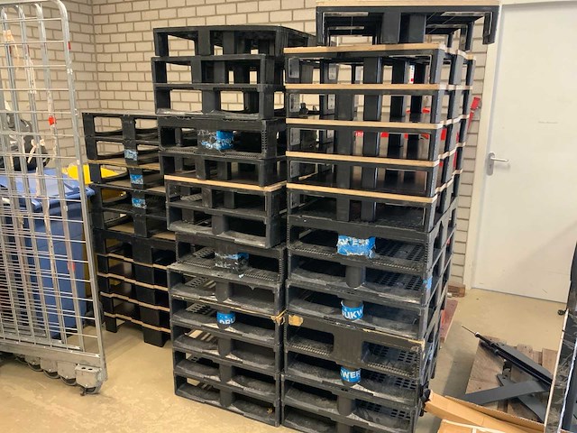 Partij kunststof pallets - afbeelding 1 van  7