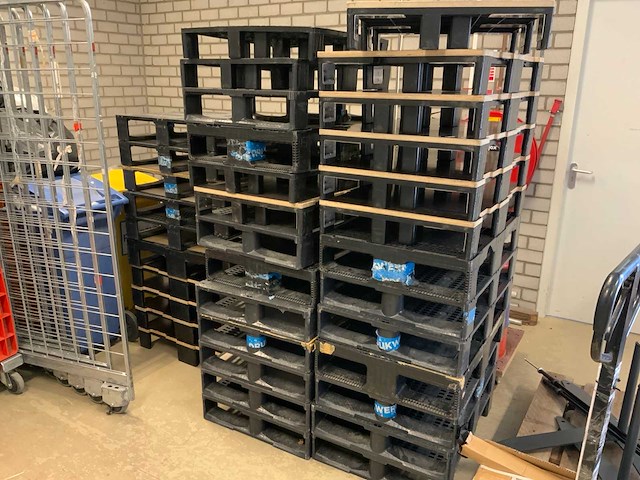 Partij kunststof pallets - afbeelding 2 van  7