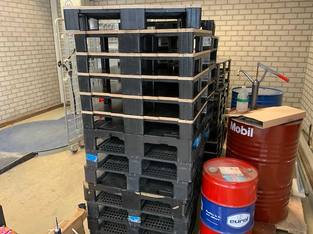 Partij kunststof pallets - afbeelding 4 van  7