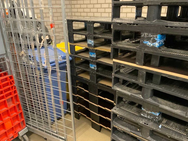 Partij kunststof pallets - afbeelding 5 van  7