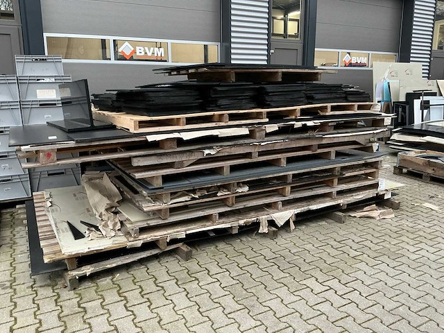 Partij kunststof plaatmateriaal - afbeelding 1 van  9