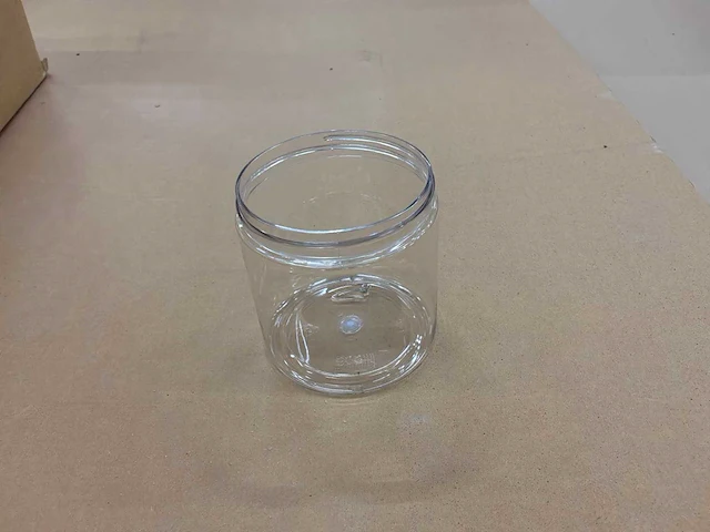 Partij kunststof potten, flessen en jerrycans - afbeelding 1 van  7