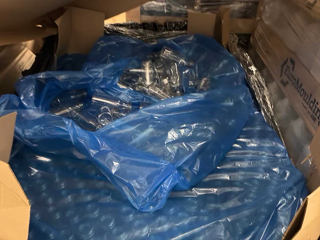 Partij kunststof potten, flessen en jerrycans - afbeelding 6 van  7