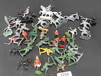 Partij kunststof soldaten en ridders - afbeelding 2 van  5