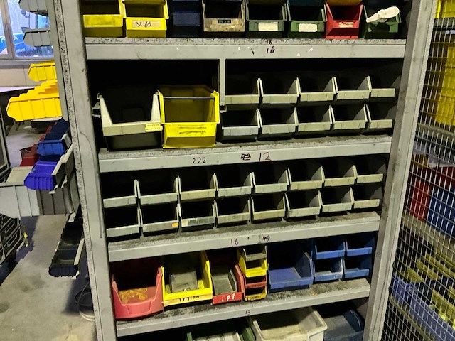 Partij kunststof stapelbakken met kast - afbeelding 3 van  5