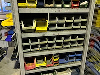 Partij kunststof stapelbakken met kast - afbeelding 3 van  5