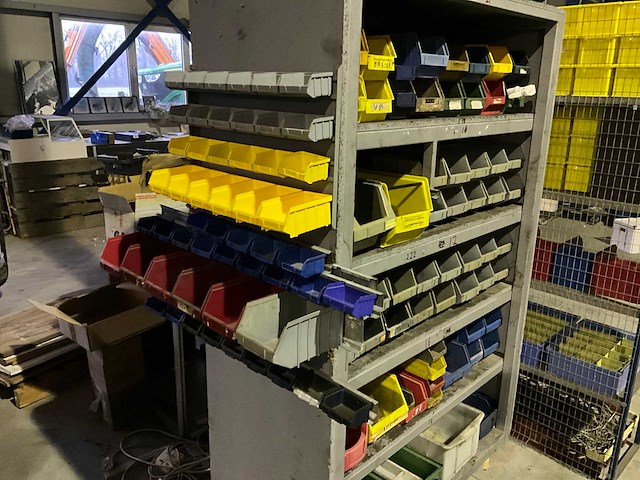 Partij kunststof stapelbakken met kast - afbeelding 5 van  5