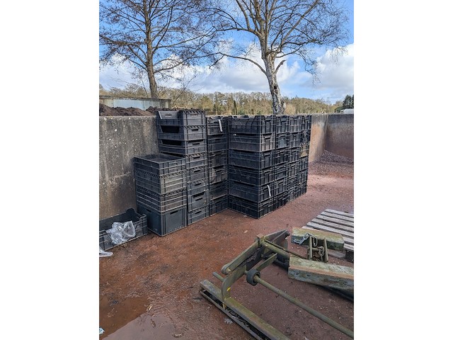 Partij kunststof stapelkratten - afbeelding 1 van  7