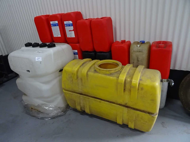 Partij kunststof tanks, 23 stuks - afbeelding 1 van  6