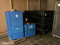 Partij kunststof teeltbakken met leidingen en sensoren - afbeelding 5 van  13