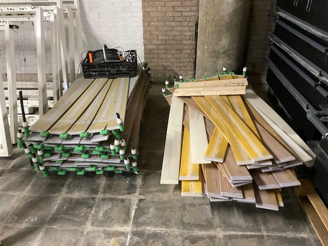 Partij kunststof teeltbakken met leidingen en sensoren - afbeelding 12 van  13
