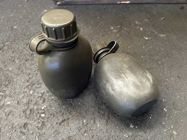 Partij kunststof veldflessen - afbeelding 1 van  3