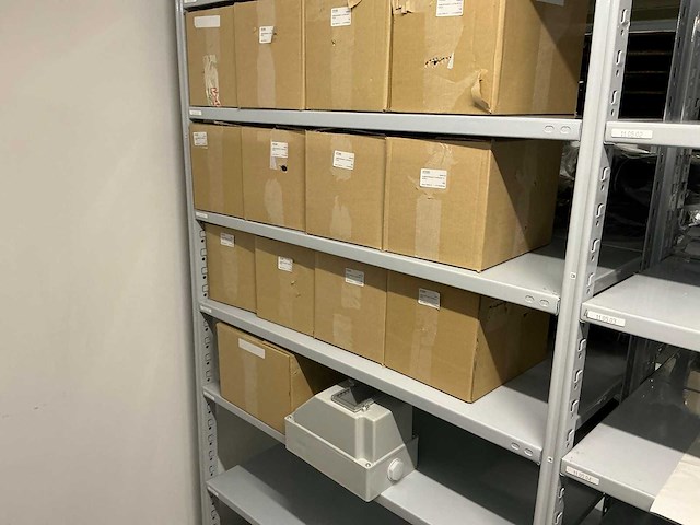 Partij kunststofkasten v. autm./div 7x b 53.01 (18x) - afbeelding 1 van  5