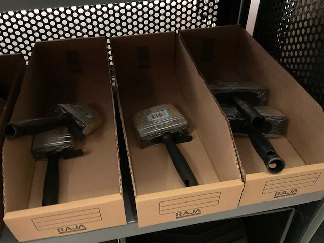 Partij kwasten en verfbakjes - afbeelding 2 van  13