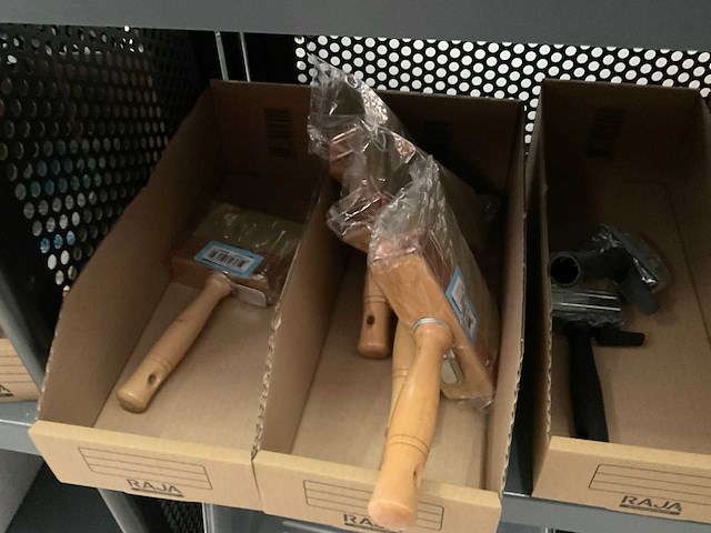 Partij kwasten en verfbakjes - afbeelding 3 van  13